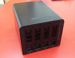 Сетевой накопитель Thecus N4310 оснащен двумя портами USB 3.0 и четырьмя отсеками для HDD