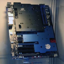 Системная плата Sapphire Atomic 990FX почти полностью прикрыта водоблоком