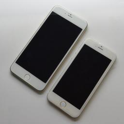 Смартфоны Apple iPhone 6 с экранами размером 4,7 и 5,5 дюйма сфотографированы вместе