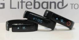 18 мая LG анонсирует «умный» браслет Lifeband Touch и наушники Heart Rate с монитором сердечного ритма