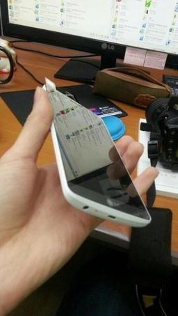 На «шпионских фото» видно, что экран смартфона LG G3 будет обрамлен очень узкими рамками