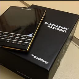 Фото дня: смартфон BlackBerry Passport Gold Edition