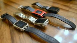 Pebble снижает стоимость своих часов до $100 и $200 за обычную и металлическую версии соответственно