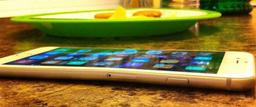 Первые пользователи Apple iPhone 6 Plus уже жалуются, что смартфон можно нечаянно согнуть