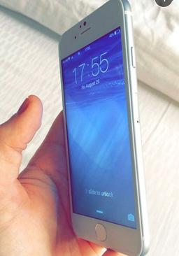 Фото дня: смартфон Apple iPhone 6 с дисплеем размером 4,7 дюйма во включенном состоянии
