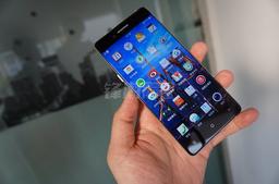 Фотогалерея дня: «безрамочный» смартфон Oppo