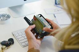 New Wallet: чехол для iPhone, который заодно играет роль бумажника и не дает потерять ключи