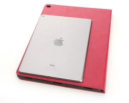 Фото дня: часть корпуса планшета Apple iPad Pro в сравнении с iPad Air 2