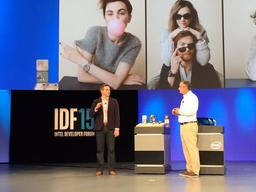 Intel и Fossil показали умные часы, похожие на Moto 360
