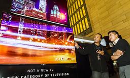 На CES 2016 компания LG покажет 77-дюймовую гибкую панель OLED с малым радиусом кривизны