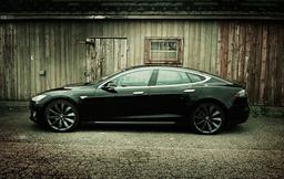 Автомобили Tesla Model S получат доступ к потоковому сервису Spotify