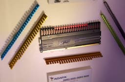 Радиаторы модулей памяти Adata XPG V3 DDR3 Memory имеют вставку, отводящую тепло от внутреннего слоя металлизации печатной платы