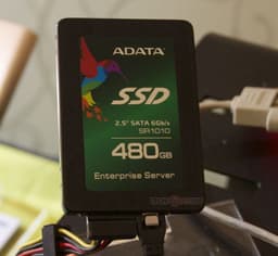 В серверном твердотельном накопителе Adata SR1010 используется контроллер SandForce SF-2581