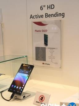 LG продемонстрировала смартфон с дисплеем P-OLED, загнутым на обе грани устройства