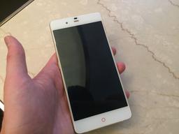 Представлен смартфон ZTE Nubia My Prague с экраном Super AMOLED и корпусом толщиной 5,5 мм