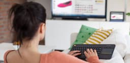 Клавиатура Logitech Wireless Touch Keyboard K400 Plus оснащена встроенным тачпадом 
