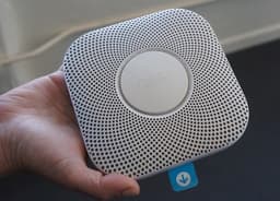 Второе поколение детектора дыма Nest Protect получило новый тип датчика и стало умнее