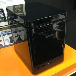 В сетевое хранилище QNAP TS-453mini накопители загружаются сверху