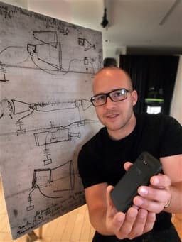 HTC в очередной раз меняет главного дизайнера
