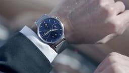 Конструкторы умных часов Huawei на платформе Android Wear постарались сделать их похожими на обычные наручные часы