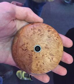 Фото круглого смартфона Monohm Runcible с выставки MWC 2015