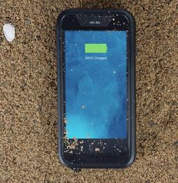 Чехол mophie juice pack H2PRO защитит смартфон Apple iPhone 6 от воды и падений