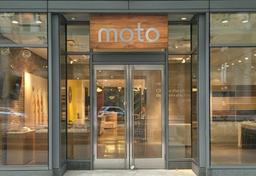 Motorola открывает фирменный бутик в Чикаго, где вам позволят бросить на пол смартфон Droid Turbo 2