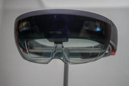 Asus может взяться за выпуск более доступного аналога шлема Microsoft HoloLens