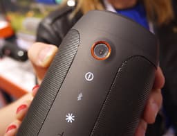Портативная колонка JBL Pulse 2 умеет подстраиваться под цвет окружения