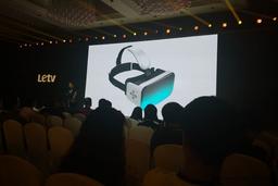 LeTV представила гарнитуру виртуальной реальности под названием Super Goggle