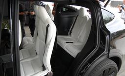 Tesla отзывает кроссоверы Model X из-за неисправности третьего ряда сидений