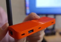 Микро-ПК MeLE PCG02U поставляется с ОС Ubuntu, напоминая об этом цветом корпуса