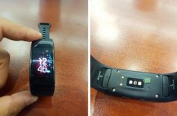 Фото дня: умный браслет Samsung Gear Fit 2 и наушники Gear IconX, оснащённые собственной памятью и способные определять ЧСС