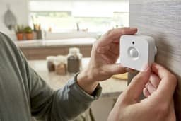 Датчик движения Philips Hue будет включать и выключать свет вместо пользователя