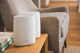 Маршрутизатор Netgear Orbi поставляется вместе с повторителем и выделяется дизайном