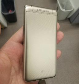 Фотогалерея дня: «живые» фото складного смартфона Samsung Folder второго поколения