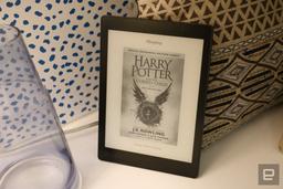 Kobo Aura One — электронная книга с 8-дюймовым экраном, защитой от воды и оригинальной системой подсветки