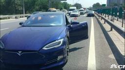 В Китае произошло ДТП с участием автопилота Tesla, который не заметил припаркованный автомобиль