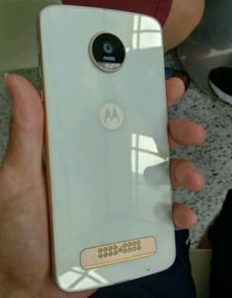 Фотогалерея дня: смартфон Moto Z Play в белом корпусе