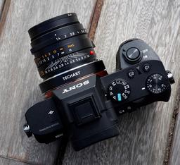 Переходник Techart Pro наделяет ручные объективы Leica M функцией автоматической фокусировки при установке на камеры Sony A7 II и Sony A7R II