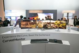 Радиус кривизны мониторов Samsung CF591, CF391, CF390 и CF398 составляет 1800 мм