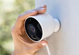 Камера наблюдения Nest Cam Outdoor рассчитана на наружную установку