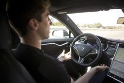 Смертельное ДТП с участием электромобиля Tesla не должно мешать разработке самоуправляемых электромобилей, полагает регулятор