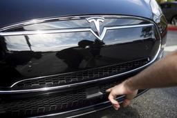 У Tesla есть два объяснения аварии с участием автопилота