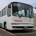 Toshiba начала полевые испытания электробусов с беспроводной зарядкой