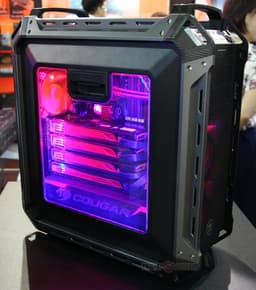 Корпус Cougar Panzer Max способен вместить плату типоразмера E-ATX или SSI-EEB