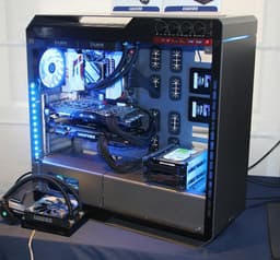 В корпусе Zalman X7 могут поместиться карты расширения длиной более полуметра