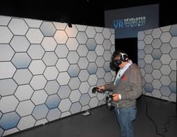 Гарнитура виртуальной реальности HTC Vive в Европе и на многих других рынках будет стоить ощутимо больше $800