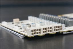 Видеокарта Galax GTX 980 Ti HOF GOC располагает тремя разъёмами дополнительного питания 