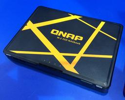 Хранилище Qnap NASbook TBS-453A со встроенным сетевым коммутатором вмещает до четырех SSD типоразмера M.2